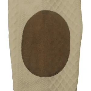 Detaillierte Nahaufnahme von Vintage-Jacquard-Strickgewebe mit braunem Ellenbogen-Patch.