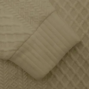 Makro-Detail von Vintage-Jacquard-Strick und Rippbündchen an Herren-Sweatshirt