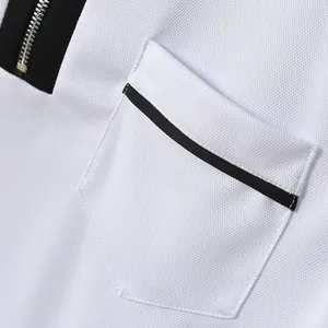 Detailaufnahme eines weißen, schnelltrocknenden Poloshirts mit Reißverschluss und Tasche