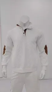 Detailansicht des weißen Herren-Jacquard-Strick-Henley-Pullovers mit braunen Ellbogen-Patches.