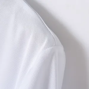 Detailaufnahme des weißen, schnell trocknenden und atmungsaktiven Polo-Netzstoffs.