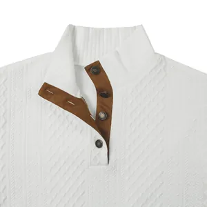 Detailansicht eines weißen Henley-Hemdes mit Stehkragen und Retro-Jacquard-Textur
