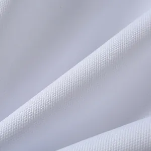 Makro-Detail der weißen, schnelltrocknenden, atmungsaktiven Piqué-Stofftextur für Poloshirts