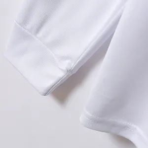 Detailaufnahme von weißem atmungsaktivem schnelltrocknendem Stoff und Rippbündchen am Polohemd.