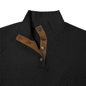 Detaillierte Nahaufnahme eines schwarzen Herren-Jacquard-Strick-Henley-Shirts mit Kragen