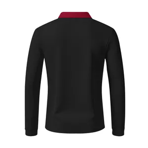 Detaillierte Rückansicht eines schwarzen Herren-Poloshirts mit weinrotem Kragen.