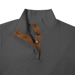 Detailansicht eines schweren Jacquard-Henley-Sweatshirts mit braunem Wildlederbesatz