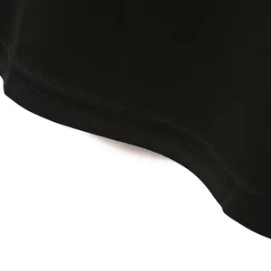 Makroaufnahme des Saums eines schwarzen Polo-Shirts mit feinen Nähten und Netzstruktur.