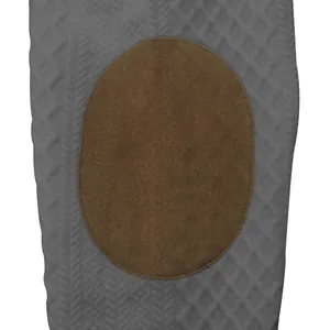 Nahaufnahme von Vintage-Jacquard-Strickgewebe mit braunem Wildleder-Ellbogen-Patch.