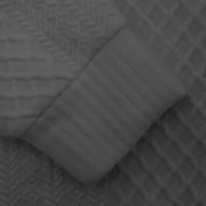Detailaufnahme des strukturierten Jacquard-Stoffs und des Rippbündchens am Herren-Strickoberteil