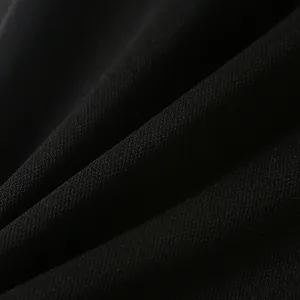 Makro-Detail des schwarzen, atmungsaktiven, schnelltrocknenden Polo-Shirt-Gewebes