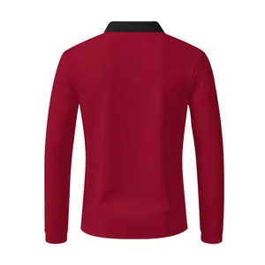 Detaillierte Rückansicht eines roten, langärmligen und schnell trocknenden Poloshirts