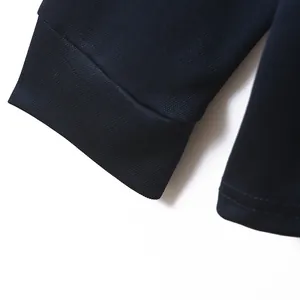 Detailaufnahme der schnelltrocknenden Stoffstruktur und des Rippbündchens eines Poloshirts