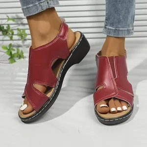Elegante rote römische Sandalen mit offenem Zehenbereich, Ziernähten und Hohl-Design am Fuß.