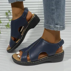 Detail von dunkelblauen Damen-Römersandalen mit Klettverschluss und Cut-Out-Design