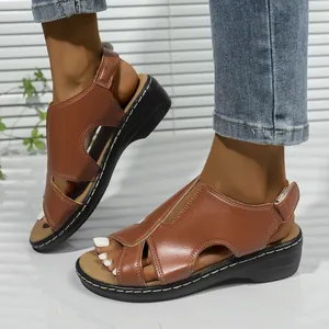 Nahaufnahme von braunen Damen-Plateausandalen mit Klettverschluss und Ziernähten