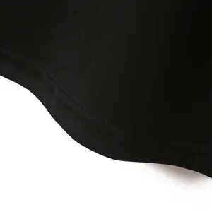 Detailansicht des atmungsaktiven Netzgewebes und der Saumnaht eines schwarzen Herren-Poloshirts