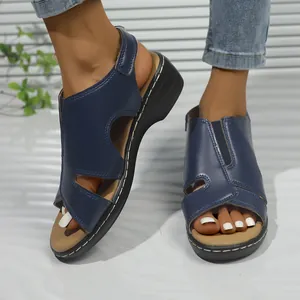 Detailansicht der marineblauen Damensandalen mit Kontrastnähten und Cut-out-Design.