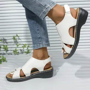 Nahaufnahme der weißen Damen-Römersandalen mit Klettverschluss und Cut-out-Design