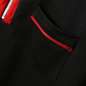 Nahaufnahme eines schwarzen atmungsaktiven Polo-Shirts mit rotem Reißverschluss