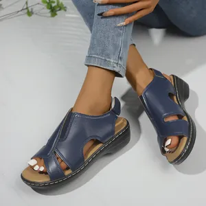 Detailansicht von marineblauen Keilsandalen mit Cut-out-Design und Kontrastnähten