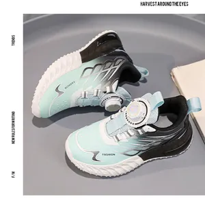 Detailansicht der Jungen Sportschuhe mit blauem Farbverlauf und Drehverschluss-System