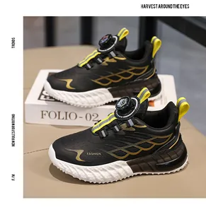 Detail der schwarzen Sneaker für Jungen mit goldenem Flügeldesign und Drehverschluss