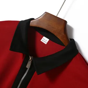 Nahaufnahme des schwarzen Reißverschlusskragens und des atmungsaktiven roten Polo-Stoffs.