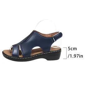 Detaillierte Seitenansicht der blauen Damen Keilsandalette mit 5 cm Absatzhöhe