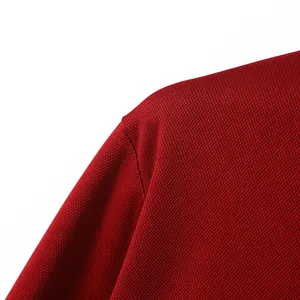 Detailansicht der atmungsaktiven roten Piqué-Stoffstruktur dieses Herren-Poloshirts