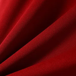Nahaufnahme der roten, schnell trocknenden und atmungsaktiven Mesh-Stofftextur dieses Poloshirts