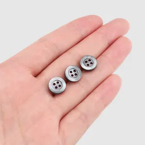 Boutons en nacre gris foncé haut de gamme pour chemises de luxe, lot de 3 sur la main