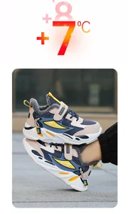 Dettaglio di sneaker invernali da bambino con calda fodera in finta pelliccia grigia