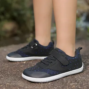 Dettaglio di scarpe outdoor traspiranti a punta larga per bambini su modello fuori