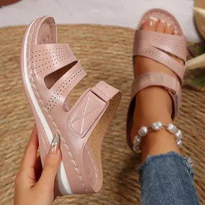 Sandali con zeppa rosa da donna con fori tagliati al laser e comoda suola platform.