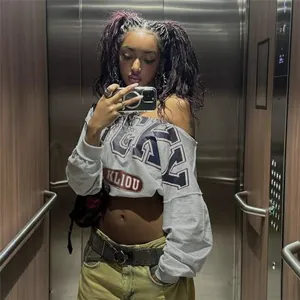 Detalle de la camiseta de manga larga corta para mujer con estampado de letras casual