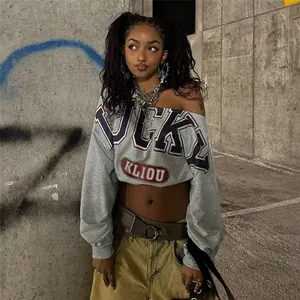 Camiseta gris de manga larga y hombros descubiertos con estampado Lucky Kliou estilo urbano
