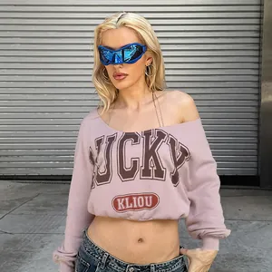 Detalle de la camiseta corta malva de manga larga con estampado Lucky y hombro caído.
