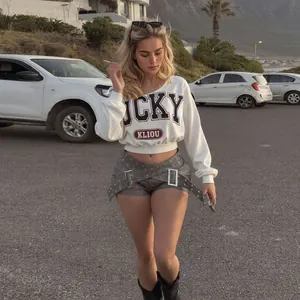 Top corto blanco de manga larga con estampado Lucky y pantalones cortos con cinturón
