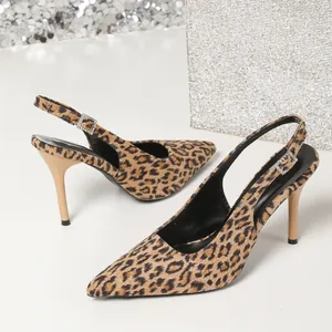 Detailaufnahme von stylischen Leopard-Print Stilettos mit spitzer Kappe und Fersenriemen