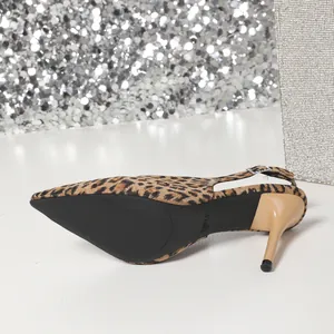 Detailaufnahme von spitzen Slingback-Pumps mit Leopardenmuster und Pfennigabsatz.
