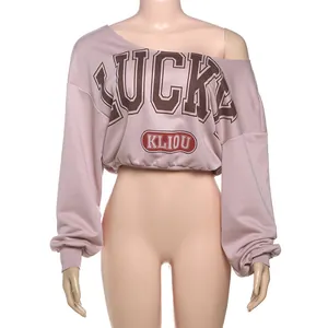 Vista detallada de la sudadera corta para mujer con estampado Lucky y hombros descubiertos