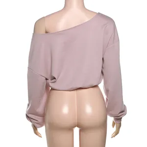 Vista trasera de camiseta de manga larga corta y holgada rosa malva con hombros descubiertos