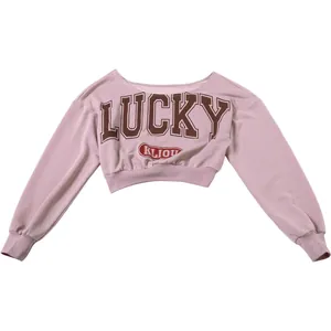 Vista frontal de la sudadera corta rosa con estampado LUCKY y dobladillo elástico
