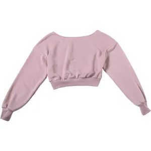 Primer plano de una sudadera corta rosa de manga larga con puños acanalados