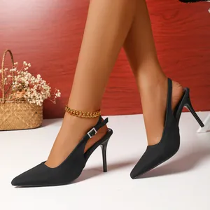 Detailansicht der eleganten schwarzen spitzen Slingback-Pumps mit schmalem Pfennigabsatz