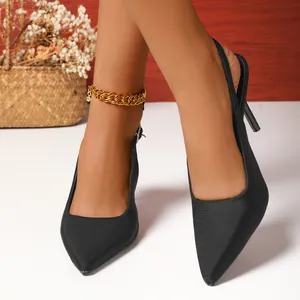 Detailansicht eleganter schwarzer spitzer Slingback-Heels getragen von einem Modemodell