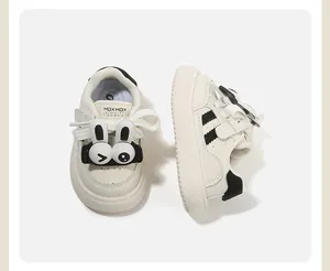 Vista laterale e dall'alto di sneakers per bambini color panna con grazioso coniglio