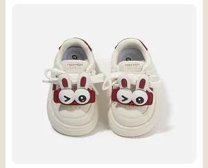 Vista frontale di sneakers bianche per bambini con un simpatico dettaglio di coniglietto