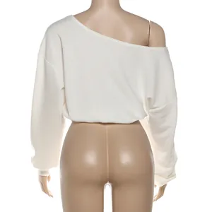 Vista trasera de una camiseta blanca corta de manga larga con hombros descubiertos para mujer.